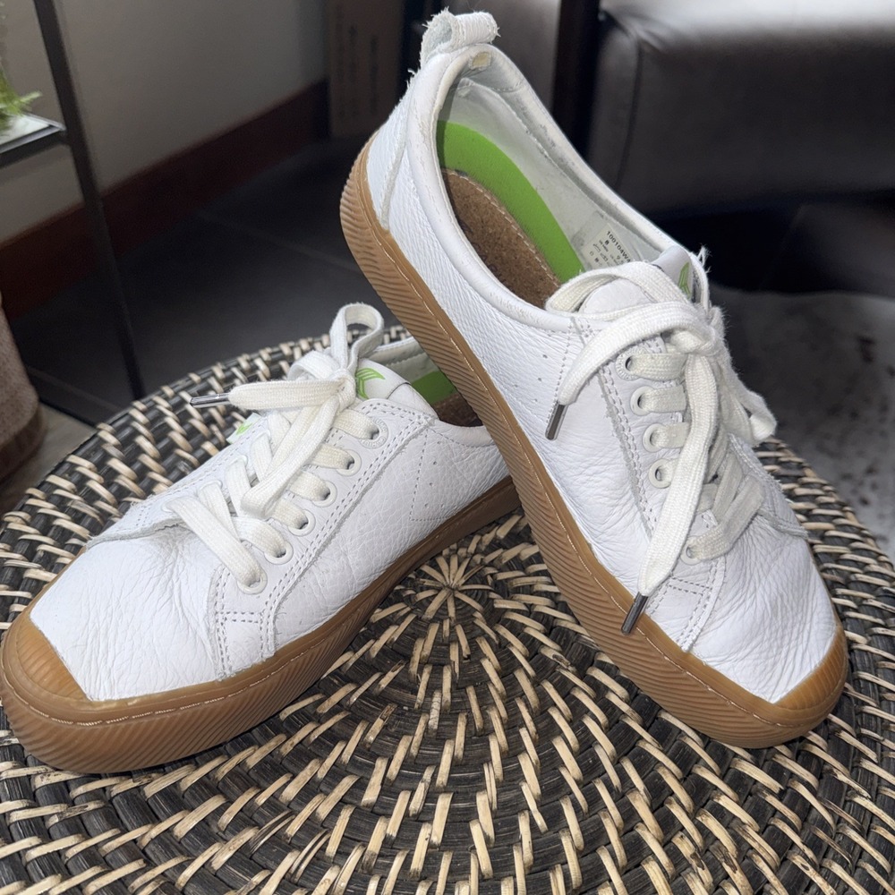 Cariuma OCA Low Gum‎ Leather Sneaker Size 9.5 White Lace Up